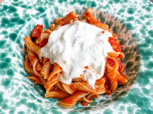 Pasta con il suo sugo alla ’nduja e stracciatella