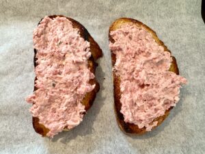 Pane con crema di stracchino e salsiccia