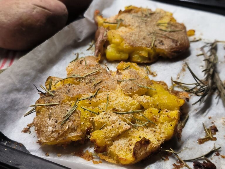 Patate schiacciate al forno