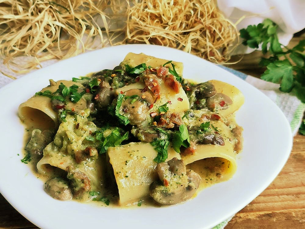 Paccheri con funghi, broccoli e pomodori secchi