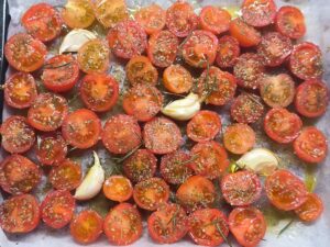 Pomodori in teglia con erbe aromatiche e aglio